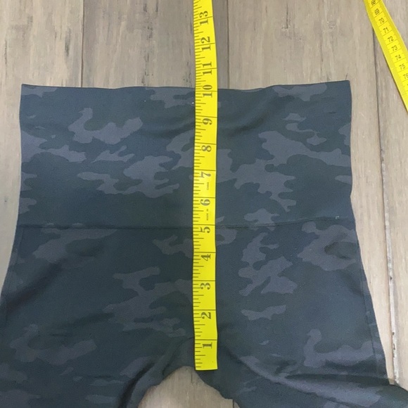Spanx Look At Me Now Black Camo Seamless Crop Leggings - Picture 10 of 11